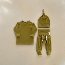 Load image into Gallery viewer, Unisex mossy green ribbed knit baby outfit 3-piece set with shirt, pants, and hat – gender-neutral newborn clothing