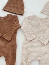 Load image into Gallery viewer, Camel Back Flap Footie