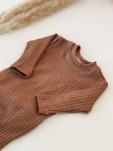 Load image into Gallery viewer, Camel Back Flap Footie