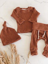 Load image into Gallery viewer, Gender neutral rust baby clothes – waffle knit newborn outfit with hat, pants, and shirt