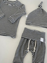 Load image into Gallery viewer, Black + White Thermal Set
